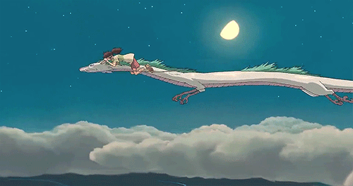 gif de Chihiro voando sobre Haku, o dragão, no céu